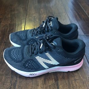 New Balance Hanzo U v2 size 9